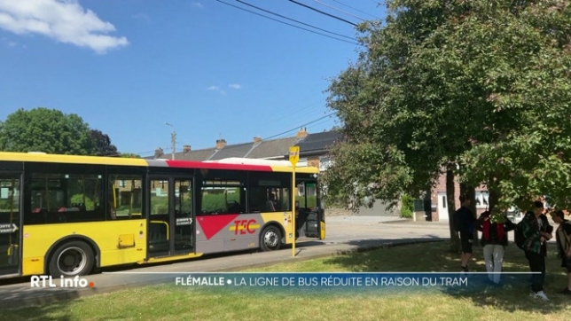 L'arrivée du tram à Liège a entraîné une réorganisation des lignes de bus autour de la Cité Ardente. À Flémalle, dans le quartier des Trixes, la ligne reliant le quartier à Liège a été réduite. Les habitants se sentent abandonnés.