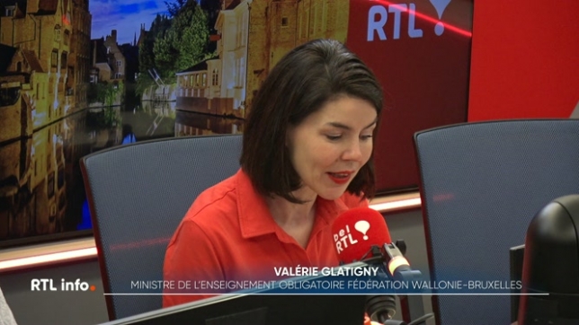 La ministre de l'Education Valérie Glatigny veut interdire le port de signes convictionnels par les enseignants dans l'enseignement officiel. Dans les faits, cette interdiction est déjà appliquée. Mais les communes d'Anderlecht et Molenbeek envisagaient de l'autoriser dans leurs écoles communales.