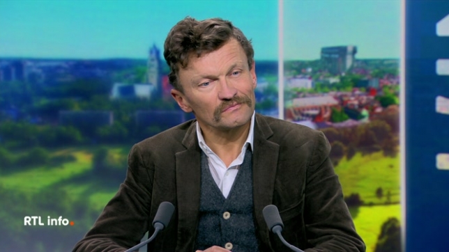 Sylvain tesson est l'invité du jour dans le RTL info 13H. Il présente son livre Les Piliers de la Mer dans lequel il raconte les nombreuses escaladesde Stack qu'il a réalisées. En Français, un stack c'est un pilier d'érosion de recul de côte. Il en a escaladé pas moins de 106.