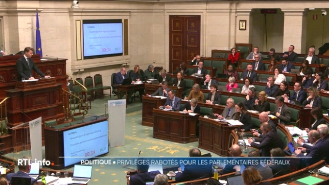 Le statut des parlementaires est en train de changer, du moins au niveau fédéral. Les 5 partis de la majorité Arizona se sont mis d'accord sur une révision de certains avantages octroyés aux élus, comme leur pécule de vacances, leur régime de pension ou leurs indemnités de départ.