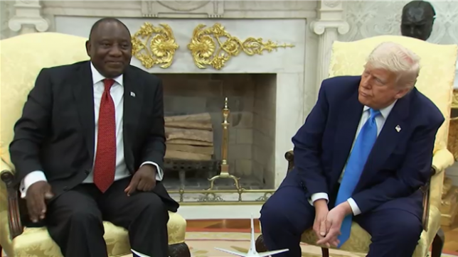 Donald Trump a pris son homologue sud-africain en embuscade mercredi à la Maison Blanche en lui montrant des vidéos censées étayer les accusations américaines selon lesquelles les agriculteurs blancs sud-africains sont victimes de génocide.

Dans une des mises en scène dont il est friand, le président américain a interrompu les échanges avec Cyril Ramaphosa dans le Bureau ovale en faisant diffuser des images montrant selon lui des  familles entières d'agriculteurs blancs fuyant leurs terres et les expropriations forcées ainsi que des tombes de fermiers blancs.

Ils sont tués, a lancé le président américain. Ce sont des fermiers blancs qui fuient l'Afrique du Sud, et c'est très triste à voir, a-t-il poursuivi. Mais j'espère que nous pourrons avoir une explication à ce sujet, parce que je sais que vous ne voulez pas cela.

M. Ramaphosa a tenté à plusieurs reprises de prendre la parole sans succès, demandant même à moment donné à pouvoir parler du sujet calmement.
Nelson Mandela nous a appr