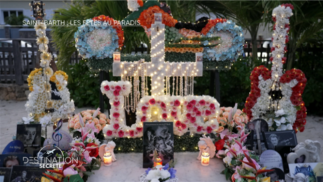 Chaque 5 décembre, à Saint-Barth, les fans de Johnny Hallyday se réunissent autour de sa tombe pour lui rendre hommage. Entre chants, prières et souvenirs partagés avec Laeticia, l’émotion reste intacte sur l’île qui fut son refuge.