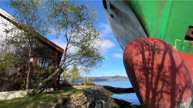 Un porte-conteneurs s'échoue à quelques mètres de la maison de Johan, en Norvège.