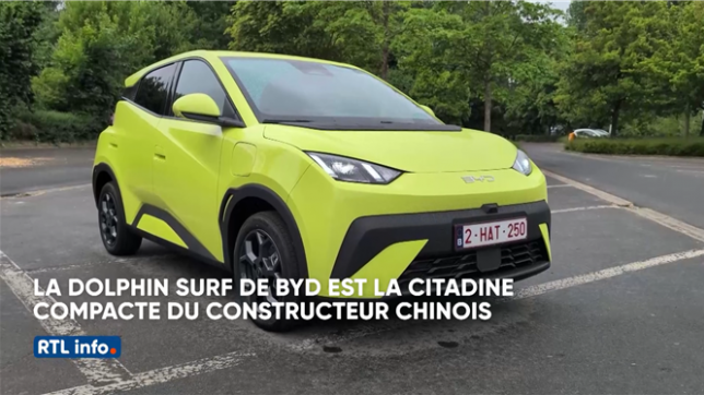?Vous ne connaissez peut-être pas encore la marque BYD, et ce serait bien normal. À côté des constructeurs historiques en Europe, l'entreprise chinoise n'exporte ses voitures à l'internationale que depuis 2021. Pourtant, la firme chinoise est déjà très bien implantée en Asie. Au sein des voitures 100% électriques et des voitures hybrides rechargeables, plus d'une voiture vendue sur cinq dans le monde est une BYD, de quoi mettre en perspective.

Pour la huitième voiture de la marque, BYD se concentre sur le marché des compactes, ces petites voitures urbaines aptes à se faufiler dans les rues étroites et à se garer là où les berlines et SUV passent leur chemin.

Tesla Model Y 2025: présentation de la nouvelle version du SUV électrique le plus vendu du monde
Question esthétique, la Dolphin Surf joue la carte de l'originalité avec un bouclier avant très prononcé rappelant la Lamborghini Urus Performante. La couleur jaune électrique de notre voiture d'essai contribue très certainement à cette impression. Sur