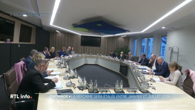 La réforme du chômage entrera toujours en vigueur au 1er janvier 2026. À cette date, elle s'appliquera d'abord aux personnes au chômage depuis plus de 20 ans. Suivront, le 1er mars, les demandeurs d'emploi inoccupés depuis plus de 8 ans, puis, le 1er avril, ceux au chômage depuis moins de 8 ans.
