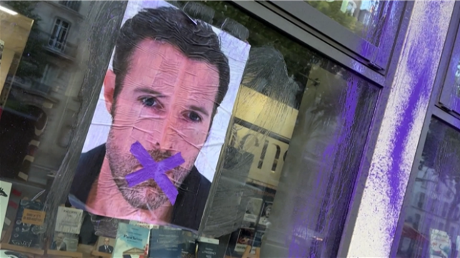 Affaire Nicolas Bedos: des féministes tapissent la façade de son éditeur après la publication de son livre