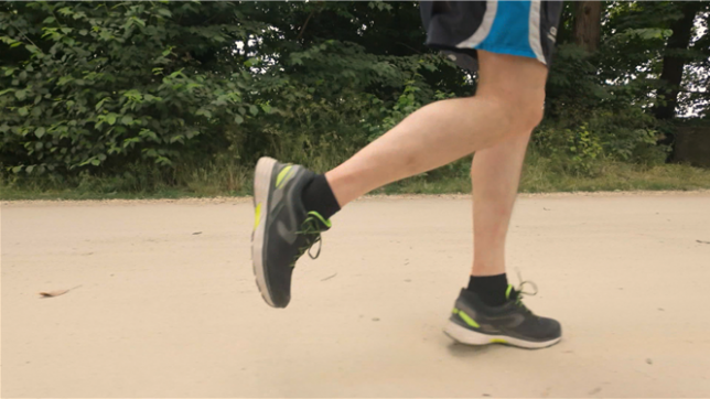 La course, c’est l’un des sports les plus basiques : une paire de chaussure suffit et c’est parti. Mais cette paire de chaussures peut souvent coûter très cher, jusque 300€. Qu’est-ce qui explique ce prix ? Et faut-il des chaussures chères pour avoir de bonnes chaussures ?