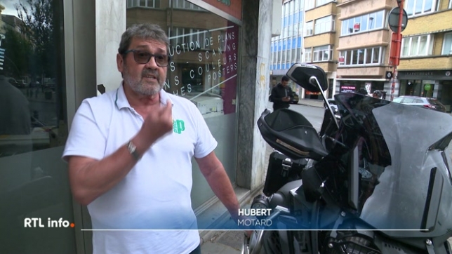 Un motard a été légèrement blessé, hier, alors qu'il circulait sur la E19 à hauteur de Nivelles. Il a reçu des pierres jetées volontairement depuis le pont de l'autoroute. Ce n'est pas la première fois que ce type d'incident survient.