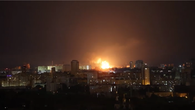 Attaque russe massive sur Kiev à l'aube d'un deuxième échange de prisonniers