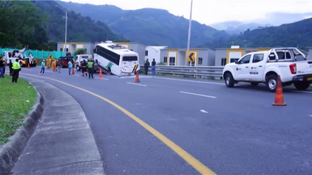 Un bus percute la barrière d’un pont en Colombie : au moins 10 étudiants perdent la vie