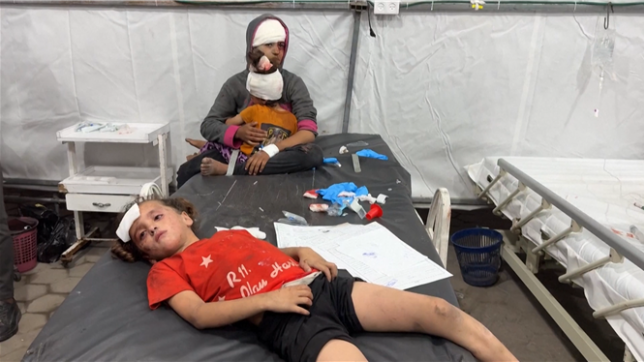 Une école bombardée à Gaza a fait au moins 33 morts et 21 blessés, selon un nouveau bilan, alors qu'Israël intensifie son offensive. Face à l'aggravation de la crise humanitaire, des voix européennes réclament sanctions et rupture d'accords avec Tel-Aviv.