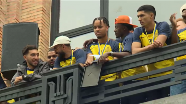Après la fête populaire et joyeuse de dimanche soir sur la place Van Meenen, les nouveaux champions de Belgique de football, les joueurs de l'Union Saint-Gilloise, ont été accueillis ce lundi midi à l'hôtel de ville de Forest, commune où se situe le stade Joseph Marien.