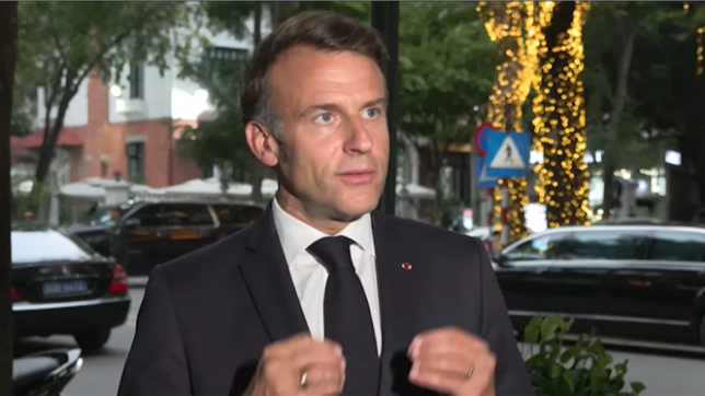 Chamaillerie, complicité ou coup au visage ? Emmanuel Macron a été contraint lundi de démentir toute scène de ménage avec son épouse après la diffusion d'une vidéo devenue virale, accusant en retour les Russes et les extrêmes de faire feu de tout bois pour l'attaquer.
L'arrivée du président français au Vietnam ne s'est pas passée comme prévu.