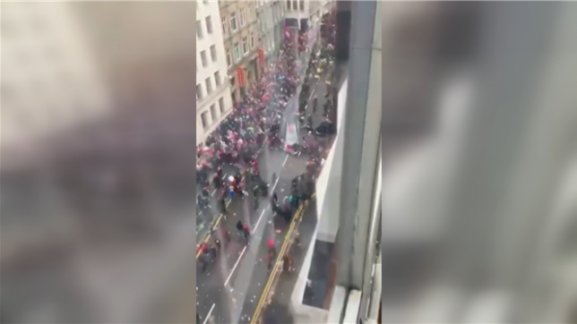La fête pour le titre vire au drame à Liverpool: une voiture a foncé dans la foule.
