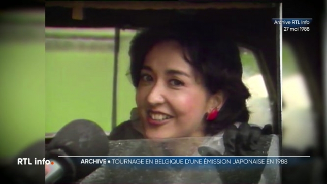 En 1988, une équipe japonaise installe un plateau télé sous la pluie à Leeuw-Saint-Pierre, dans le Brabant flamand. Elle y tourne, en direct, à minuit, une émission de télé-achat proposant des voitures de luxe, malgré le décalage horaire. Une archive insolite à revoir aujourd'hui.