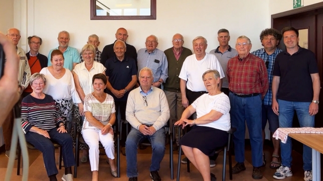 Participants à une table de discussion en wallon de Liège à la caserne de Saive, à Blegny