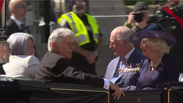 Le roi Charles III et la reine Camilla de Grande-Bretagne arrivent à bord d'une calèche au Sénat du Canada, à Ottawa. Le roi Charles III doit prononcer plus tard mardi le discours du trône pour la réouverture du parlement, au moment où le pays dont il est le chef d'Etat vit une crise sans précédent en raison des menaces de Donald Trump.