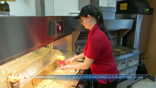 Les secteurs alimentaire et publicitaire belges annoncent de nouvelles règles pour limiter la promotion de la malbouffe auprès des jeunes. Dès le 1er janvier 2026, la publicité pour les aliments non sains sera encadrée, y compris dans les écoles, afin de mieux protéger enfants et adolescents.