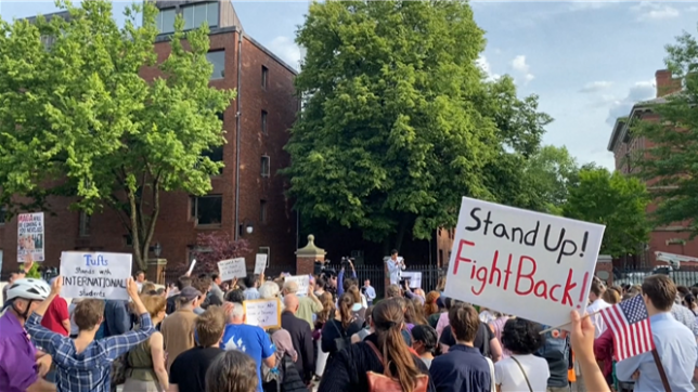 Alors que la Maison Blanche tente de faire plier l'université par tous les moyens, les étudiants et professeurs se mobilisent.