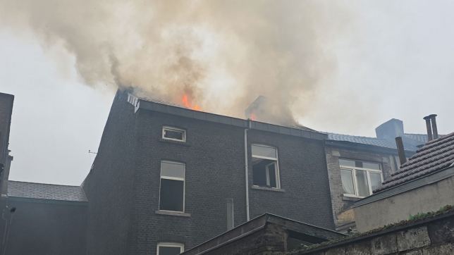 Important incendie toujours en cours à Charleroi: deux immeubles sont touchés