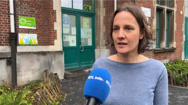 Bieke Comer estime que cette décision est prise pour faire face à la pénurie de professeurs.