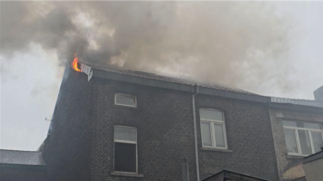 Un incendie a frappé un immeuble à appartements à 5h46 à Charleroi dans la rue de Heigne.