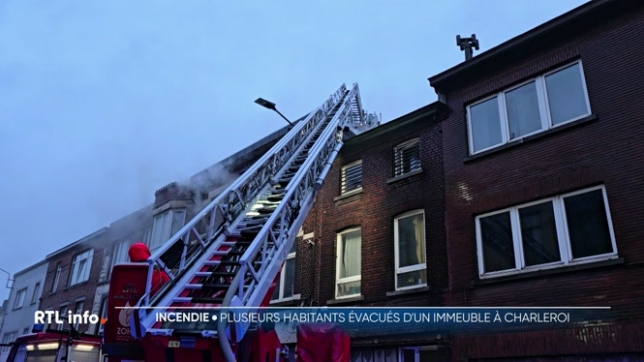 Aucun blessé n'est à déplorer, mais quatre familles doivent être relogées. Les pompiers ont dû faire face à des conditions d'intervention compliquées.