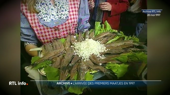 Nous sommes en 1997 : les premiers maatjes de l'année étaient vendus aux enchères à la criée aux Pays-Bas. C'est notre archive du jour, avec une dégustation signée Gregory Willocq.
