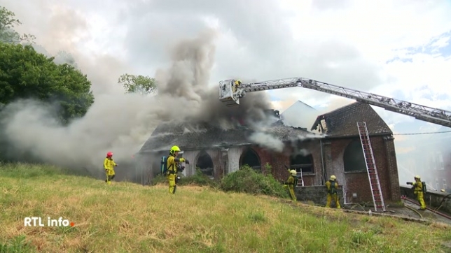 Un incendie s'est déclaré dans une chapelle désaffectée ce mercredi matin. Selon nos informations, il s'agirait d'un acte volontaire commis par un jeune homme qui n'accepte pas son divorce. Une enquête a été ouverte.