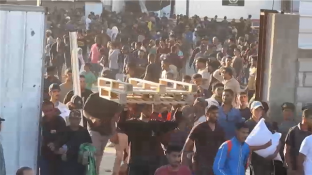 Des milliers de Palestiniens ont pillé un entrepôt du Programme alimentaire mondial à Gaza, illustrant le chaos humanitaire causé par la guerre et le manque d'accès à l'aide.