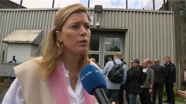 La ministre fédérale de la Justice a participé à une réunion au lendemain de l'incendie dans la prison de Lantin qui a provoqué le décès d'un pompier.