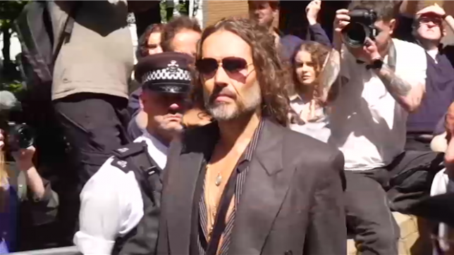 Accusé de viols et d’agressions sexuelles sur quatre femmes, Russell Brand a plaidé non coupable vendredi à Londres.