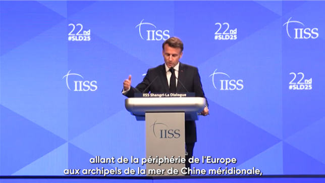 Le président français Emmanuel Macron déclare que nous avons un défi avec des pays révisionnistes qui veulent imposer, sous le nom de sphères d'influence, en réalité, des sphères de coercition, dans un discours devant le forum sur la défense Shangri-La Dialogue à Singapour.
