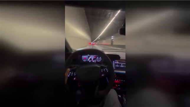 Un chauffard, qui se filmait à toute vitesse dans les rues de Bruxelles, écope d'un retrait de permis de plus de 17 ans.