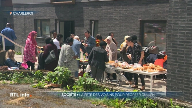 L'occasion de rencontrer ceux qui nous sont proches sans l'être tout à fait et briser la solitude. A Charleroi, des locataires sociaux se sont retrouvés au cœur de leur cité.