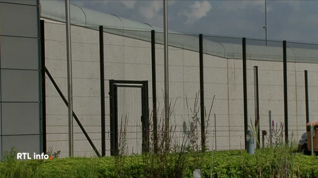 Une autre prison fait aujourd'hui la une en Flandre, celle d'Hasselt, où plus de la moitié des caméras de surveillance sont hors service, avec 115 caméras sur 210 défaillantes. Cette situation inquiète pour la sécurité du personnel et des détenus. Un député demande une intervention d'urgence.