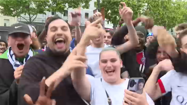 Sur les Champs-Elysées à Paris, les supporters du PSG créent une ambiance festive et chantent pour leur club, à quelques heures de la finale de la Ligue des champions, contre l'Inter Milan.