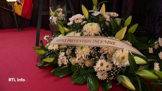 De nombreux habitants à Liège rendent hommage à Maxime Coessens, pompier décédé lors de l’incendie de la prison de Lantin. Une chapelle ardente a été installée à la Caserne Ransonnet, ouverte jusqu'à lundi.