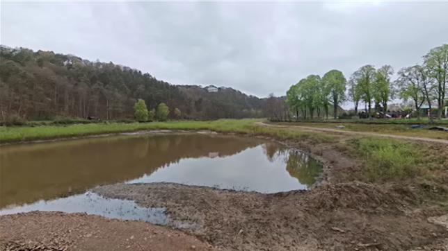 Le lac de Warfaaz, vidé à la suite des inondations de 2021, est aujourd’hui envahi par une végétation spontanée, au grand désarroi des riverains. Le chantier a été freiné par des études et l'est toujours par des travaux qui prennent du retard en aval du barrage. Bonne nouvelle cependant : les terres analysées ne sont pas polluées, ce qui allège la facture finale estimée à 9,95 millions d’euros. Si tout va bien, le nouveau lac, plus profond mais à un niveau plus bas, pourrait renaître d’ici 2027.