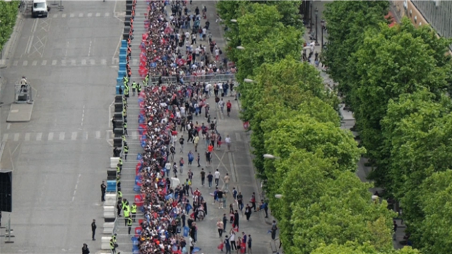 Les supporters du PSG courent sur les Champs-Elysées pour assister à la parade