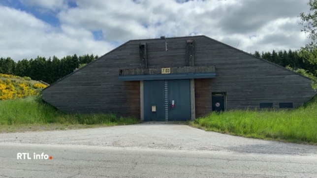Un ancien bunker de l'OTAN construit à Gouvy a été transformé et rénové en entrepôt. Il cherche un nouveau propriétaire. Ce bien rare et insolite de 625 m2 est situé à proximité de l'autoroute E25, dans la zone d'activité économique frontalière luxembourgeoise.