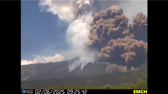 Une immense colonne de cendres, de gaz et de roches s'est échappée lundi du mont Etna, en Sicile, le plus grand volcan actif d'Europe, après l'effondrement probable d'une partie de son cratère, ont indiqué les autorités italiennes.