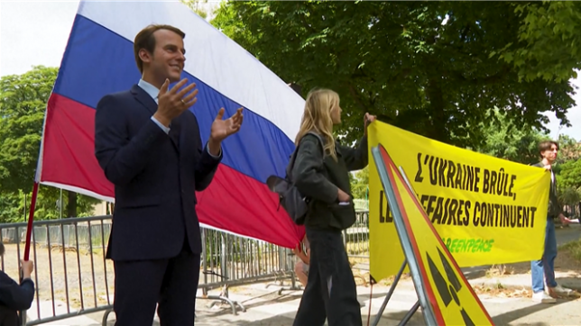 La statue en cire d'Emmanuel Macron, dérobée au musée Grévin par plusieurs personnes se revendiquant comme des activistes de Greenpeace, est déposée devant l'ambassade de Russie en signe de protestation contre les liens économiques de la France avec la Russie.