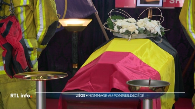 La dépouille de Maxime Coessens repose à la caserne des pompiers de Liège. Le pompier de 40 ans est décédé jeudi dernier en intervention à la prison de Lantin. Ce décès dramatique a touché l'ensemble de la grande famille des services de secours.