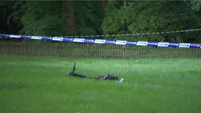 Le garçon qui circulait sur une trottinette électrique est décédé après avoir été percuté par un véhicule de police engagé dans une course-poursuite.