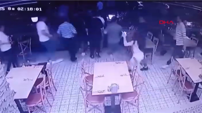 Une adolescente est morte et environ 70 personnes ont été blessées suite à un séisme de magnitude 5,8 qui a provoqué un mouvement de panique.