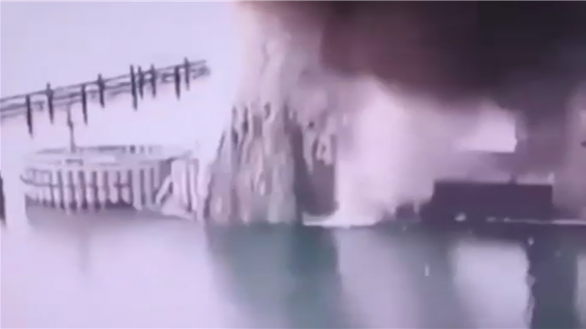 Images diffusées par les services de sécurité ukrainiens (SBU) qui affirment avoir touché un pilier du pont de Crimée, qui relie la péninsule annexée à la Russie, à l'aide d'un engin explosif sous-marin. L'étendue des dégâts n'était pas encore connue et les voitures circulaient mardi sur le pont après une fermeture temporaire suite à l'attaque.