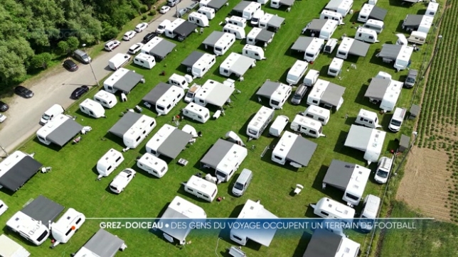 A Grez-Doiceau, des gens du voyage se sont installés sur un terrain de football de la commune sans autorisation. Une réunion avec le bourgmestre n'a rien donné hier. La commune cherche une solution pour éviter une expulsion judiciaire qui prendrait des semaines.