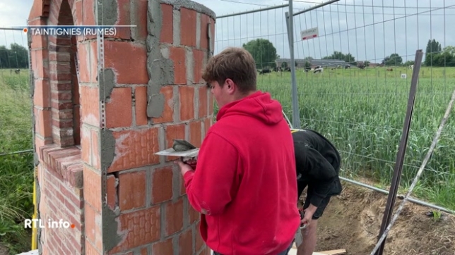 Direction, le village de Tintignies, dans le Hainaut où les élèves en maçonnerie reconstruisent une ancienne chapelle, à l'abandon depuis plusieurs années. Une belle manière d'apprendre, tout en préservant le patrimoine local.