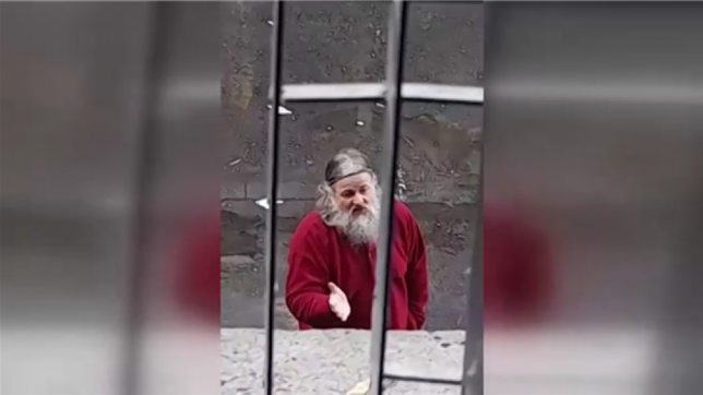 Des images filmées au sein de la prison de Nivelles et dont la date d’enregistrement n’est pas connue, montraient Marc Dutroux, toujours à l’isolement, lors d’une promenade.